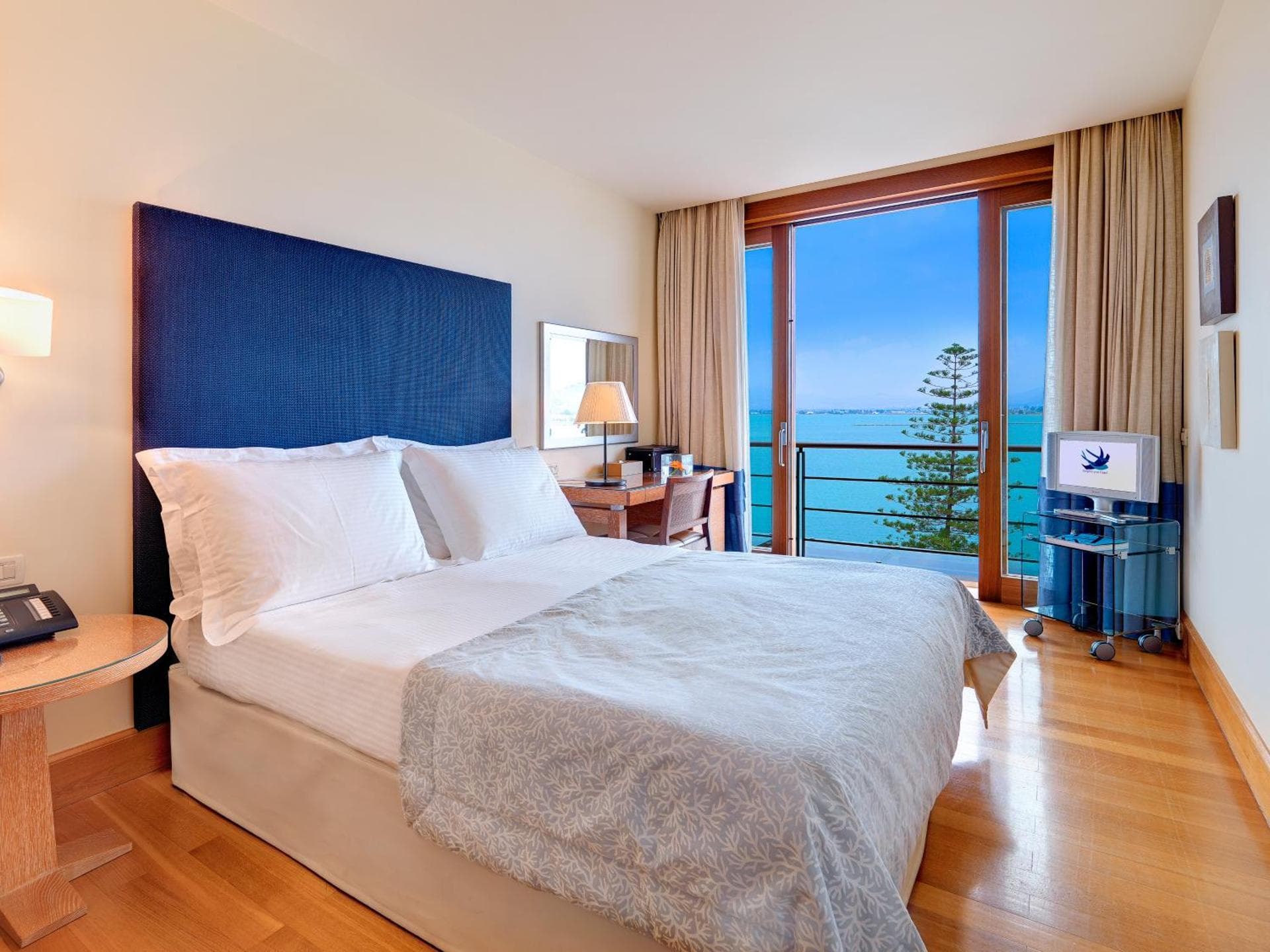 AMPHITRYON HOTEL