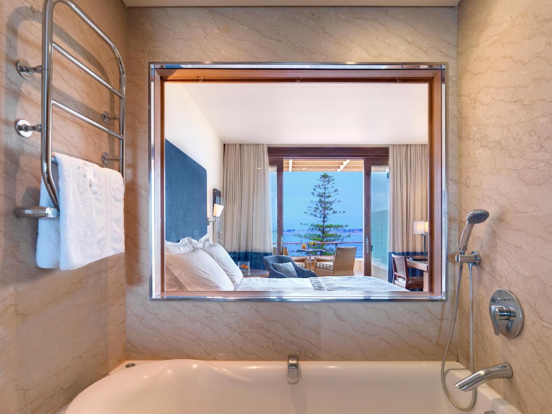 AMPHITRYON HOTEL