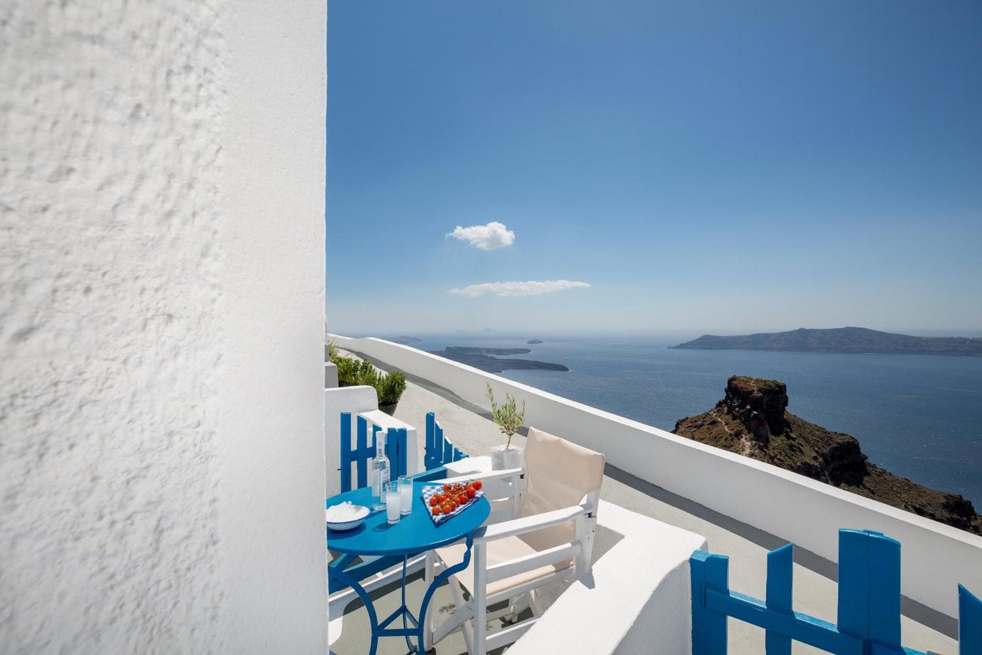 One-Bedroom Apartment with Caldera view