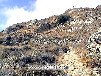 The Venetician castle of Xobourgos In the hill of Xbourgo, in the same location that was built the ancient city of Tinos, are found the ruins of the Venetician castle, which have suffered the deteriorations of time.