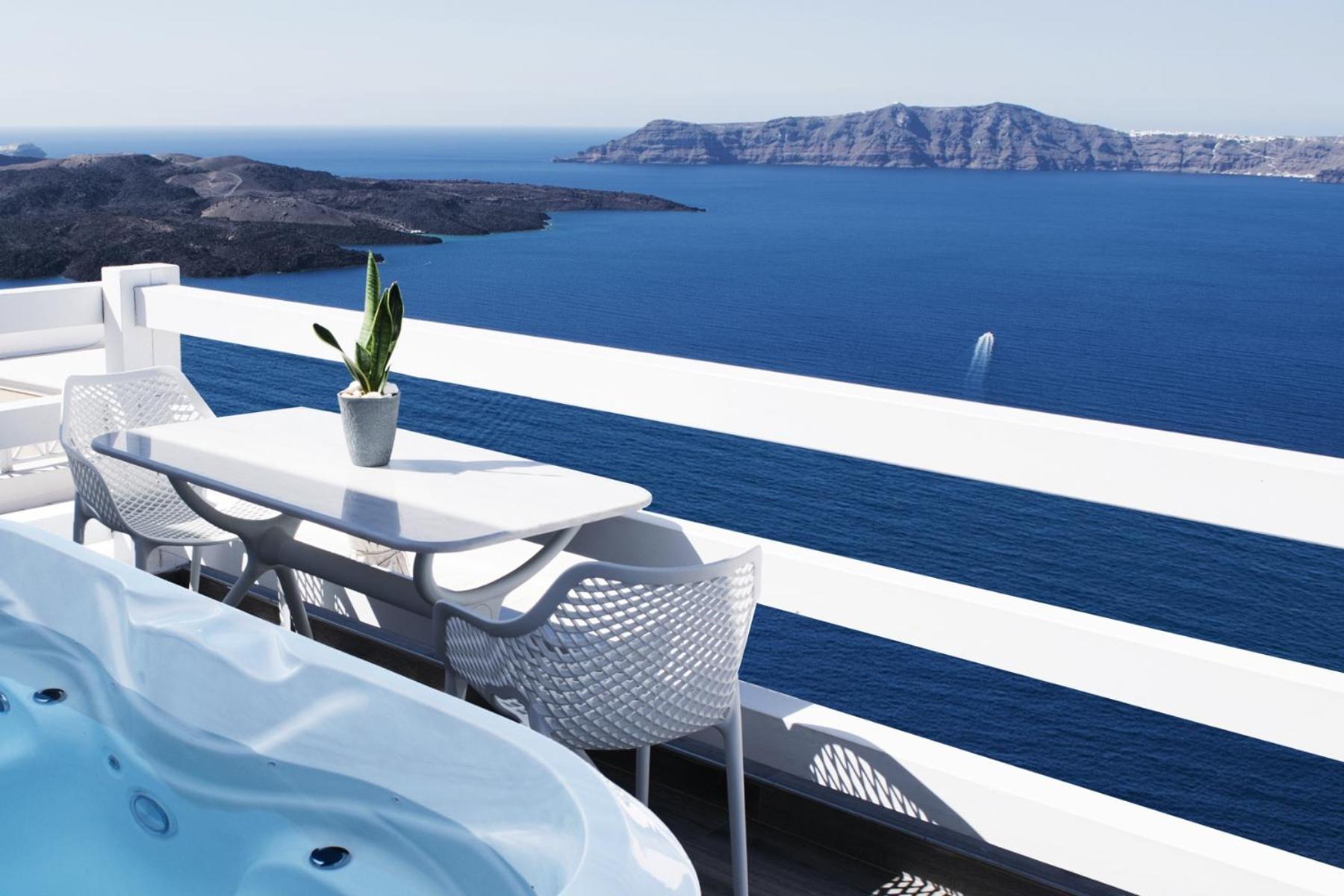 Honeymoon Suite with outdoor Tub and Volcano View