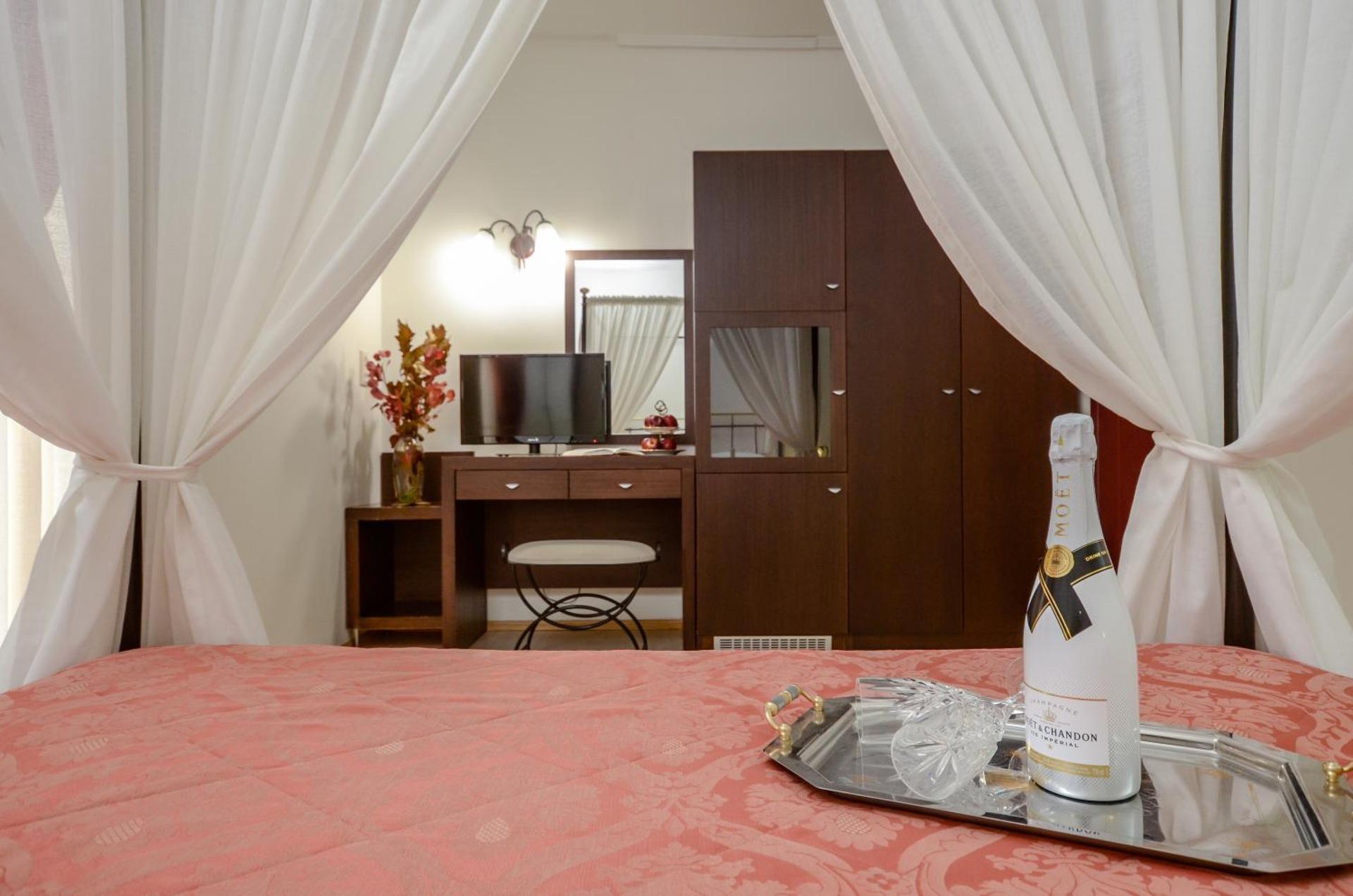 Honeymoon Suite