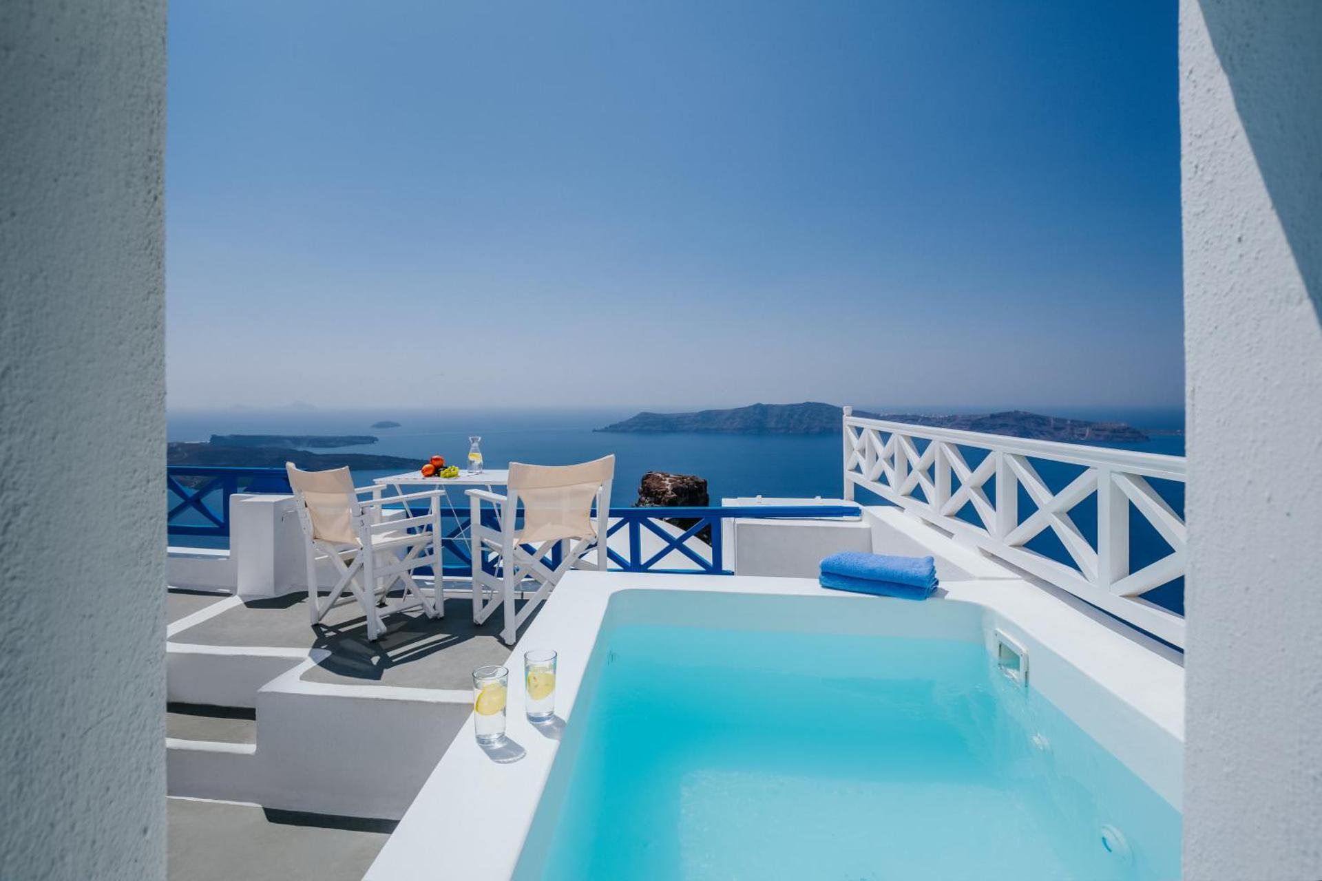 Apartment with outdoor jetted tub with Caldera view