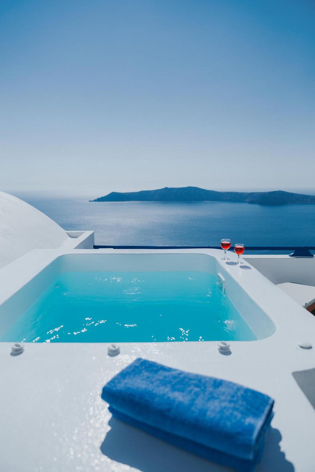 Suite with Outdoor Jetted Tub and Caldera View
