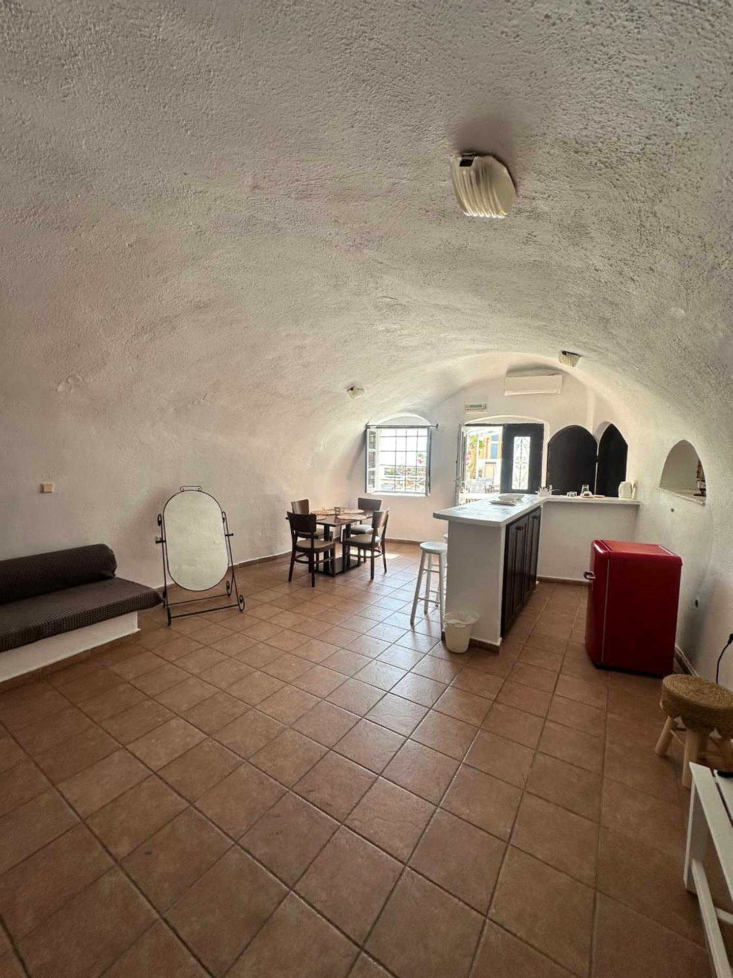 TRADITIONAL CAVE SUITE WITH CALDERA VIEW & SHARED POOL