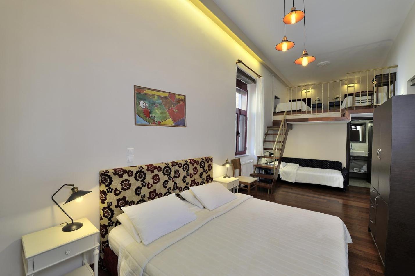 Quintuple Room