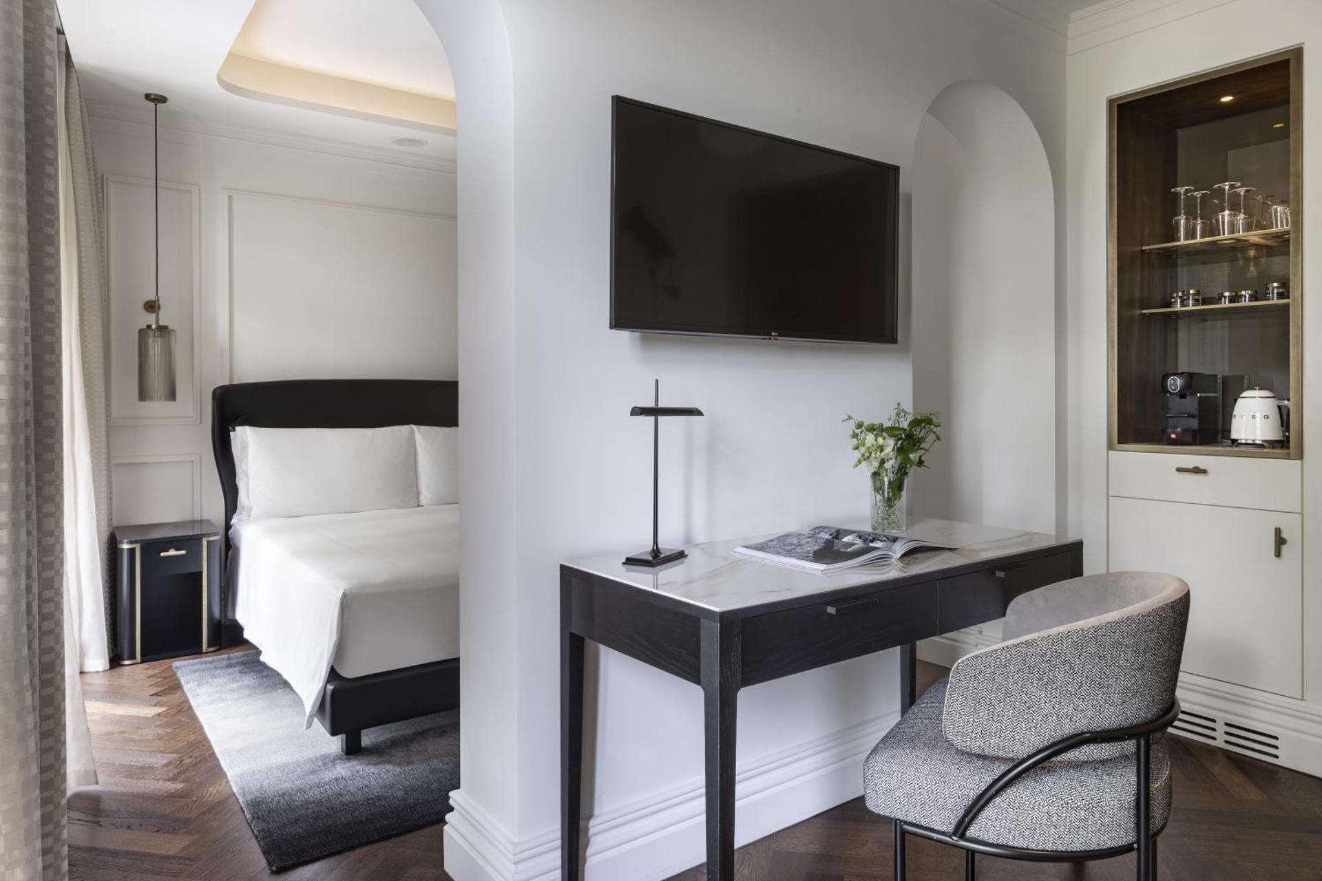 Junior King Suite with Sofa Bed and View