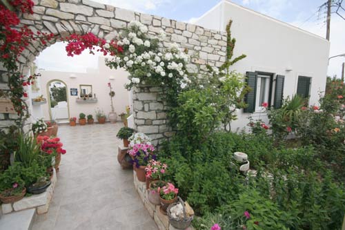 LEONARDOS APARTMENTS AND  STUDIOS